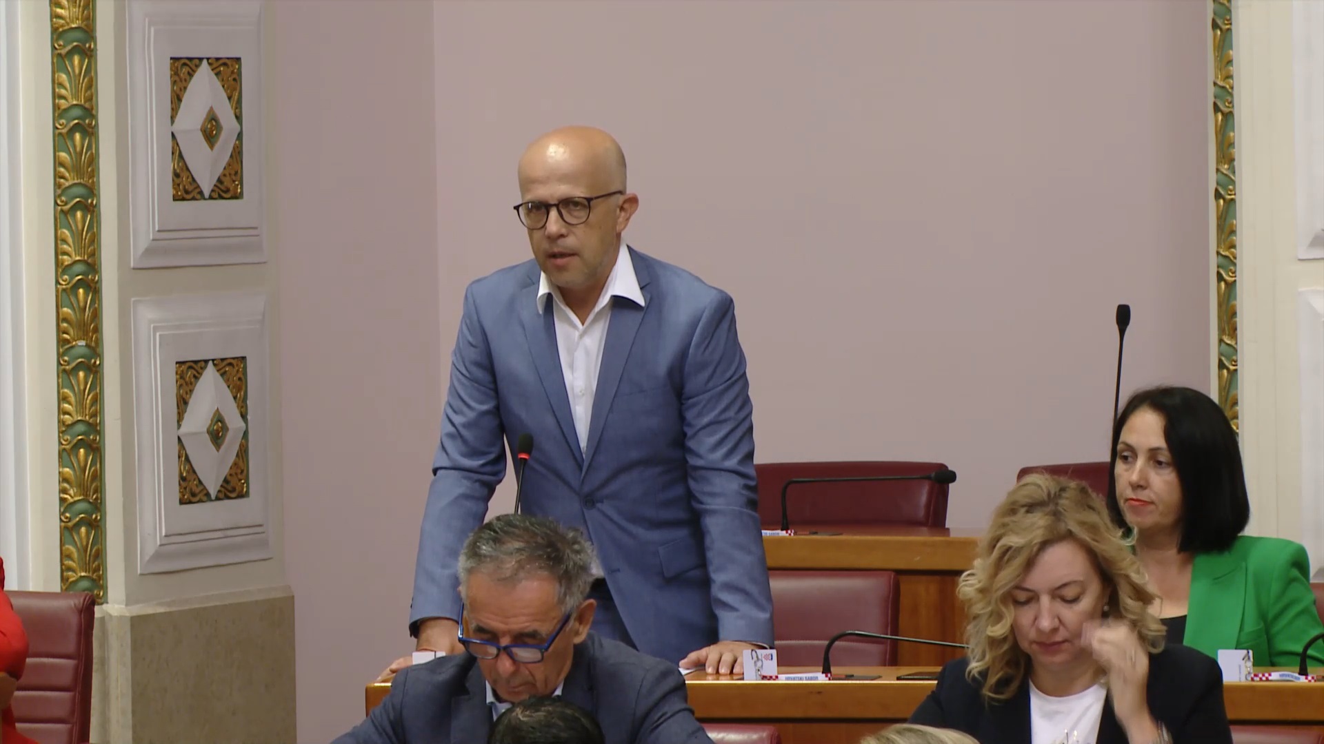 Daus vladajućima: Tornajte dite materi!